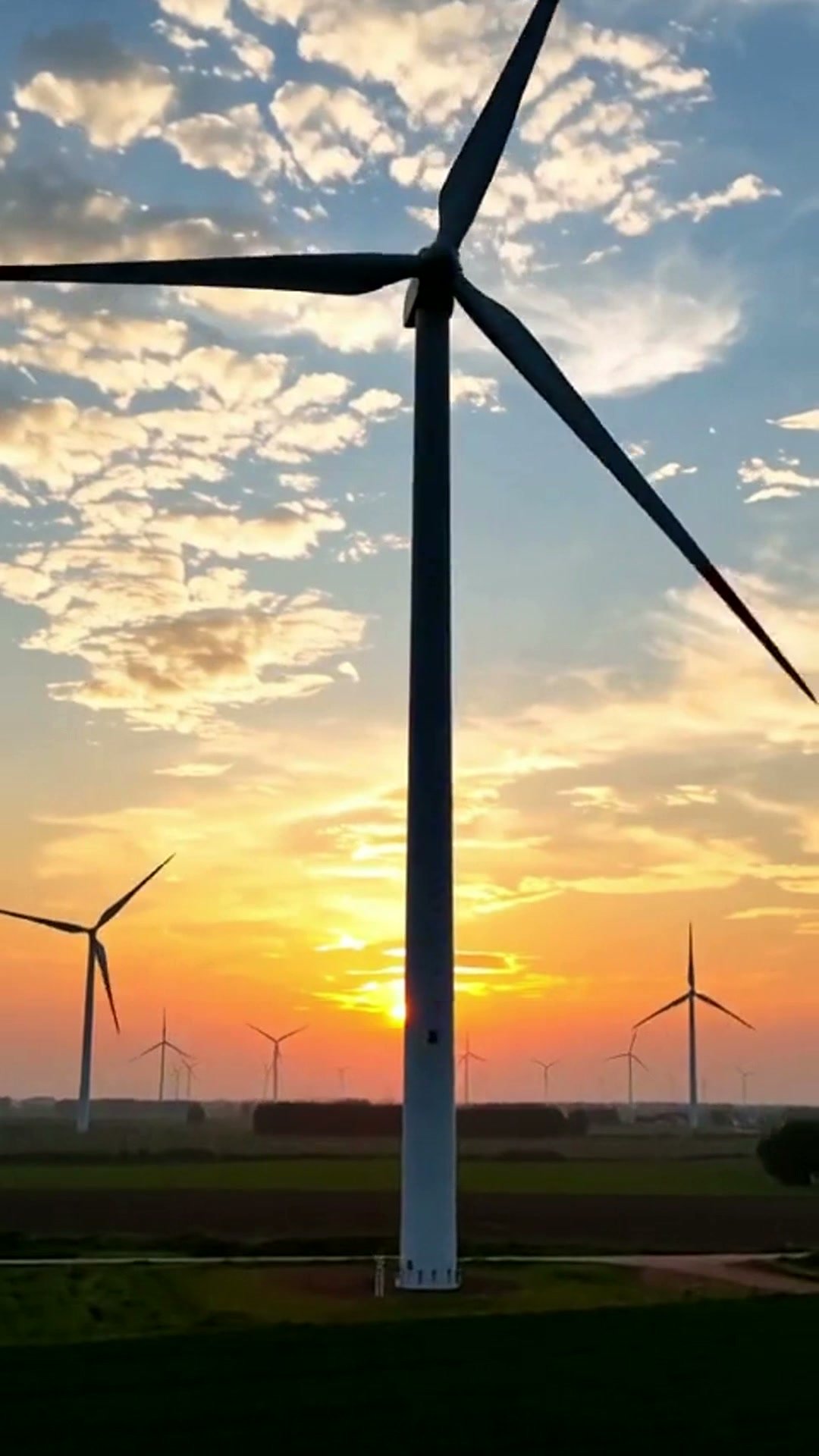 Windpower v západu slunce z reklamního filmu WindPower